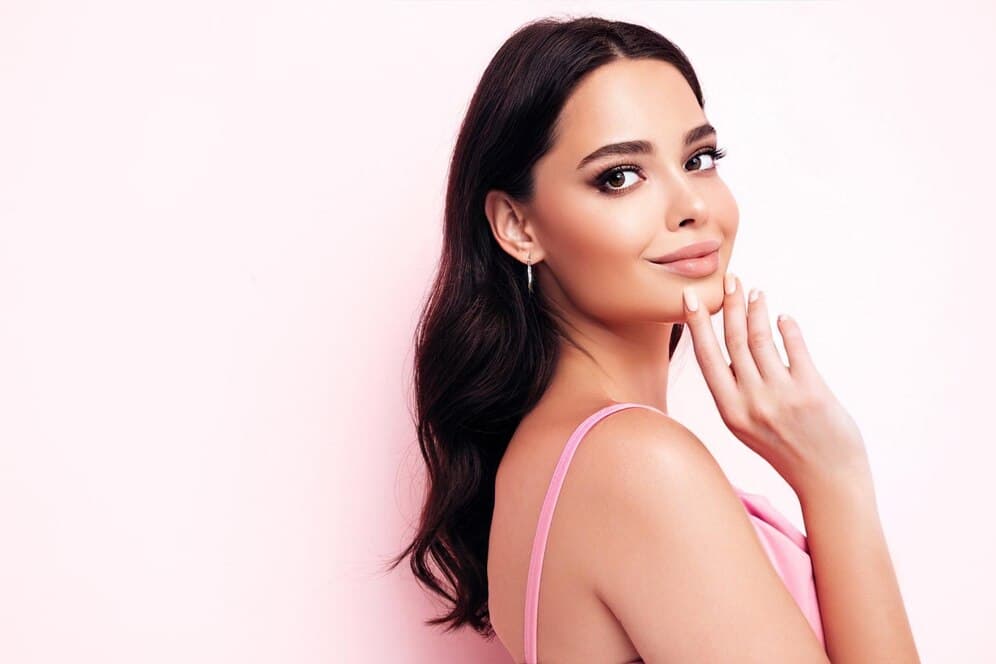 1768594722 fashion beauty portrait young brunette woman with natural stylish makeup perfect clean skin sexy model with long curly hair posing studio pink background 158538 21346 1